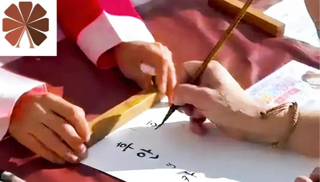 Acercamiento a la escritura coreana en un taller de cultura oriental en Calvià