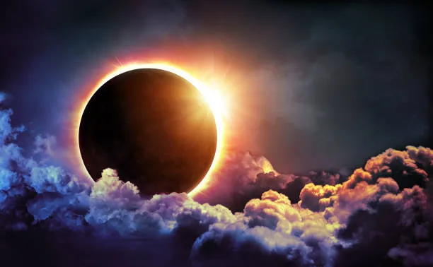 El eclipse que apagó el Sol y encendió la literatura: del miedo ancestral al gran recurso narrativo de 2026